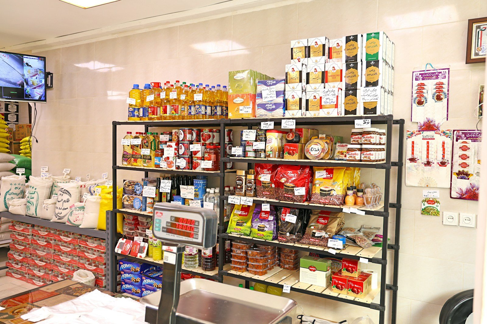 Mostrador de productos frescos en tienda de Barcelona